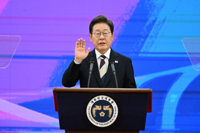 재명 대통령이 4일 서울 여의도 국회에서 열린 제21대 대통령 취임선서식에서 취임 선서를 하고 있다. 연합뉴스