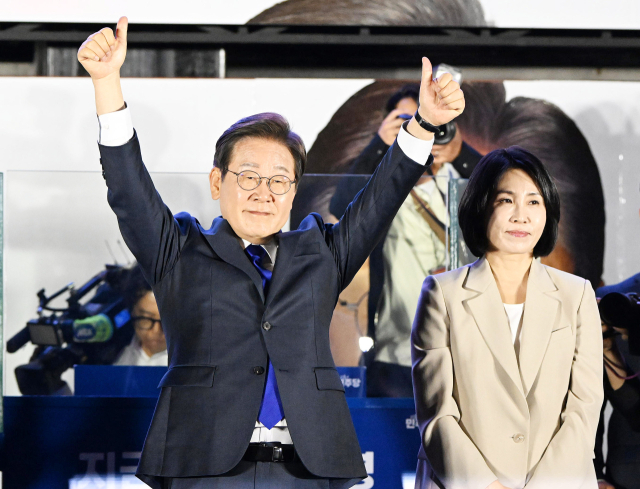 이재명 제21대 대통령 당선인이 4일 서울 여의도 국회 앞에서 지지자들의 환호에 손을 들어 화답하고 있다. 오승현 기자