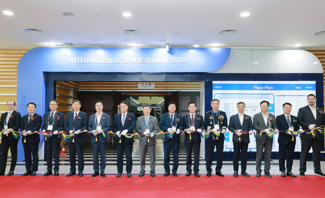 ‘2025 국제우주컨퍼런스(ISS 2025·International Space Summit)’ 개막식에서 이택구(왼쪽에서 다섯번째) 대전시 정무부시장 등이 테이프 커팅을 하고 있다. 사진제공=대전시