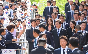 李대통령, 첫 외부일정 현충원 참배…지지자들 “사랑합니다”
