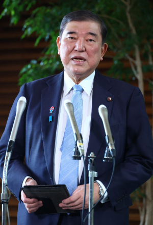 이시바 시게루 일본 총리가 4일 도쿄 총리 관저에서 한국 대통령 선거와 관련한 기자들의 질문에 답하고 있다./AFP연합뉴스