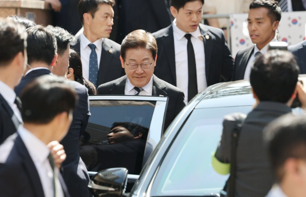 '벤츠 끝판왕' 마이바흐 타고 첫 출근한 李대통령…'국가 서열 1위'가 받는 의전은?