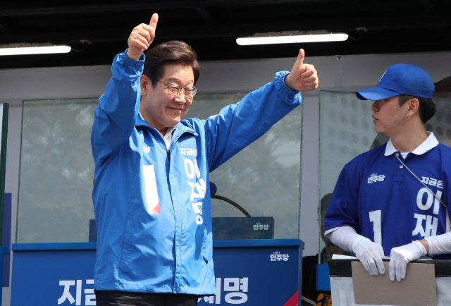 이재명 대통령이 더불어민주당 대선 후보이던 지난달 25일 충남 당진전통시장에서 지지를 호소하고 있다. 당진=오승현 기자