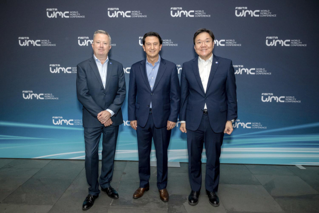 3일(화) 스페인 바르셀로나의 카탈루냐 콩그레스센터에서 열린 FISITA WMC(FISITA World Mobility Conference)에서 크리스 맨슨(왼쪽부터) FISITA 최고경영자, 호세 무뇨스 현대차 대표이사 사장, 현대차·기아 전동화에너지솔루션담당 김창환 부사장이 기념 사진을 촬영하고 있다. 사진제공=현대차그룹