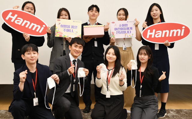한미사이언스와 한미약품 직원들이 소아암 환아를 위한 응원의 마음을 담아 손수 제작한 '히크만 주머니'를 들고 기념촬영을 하고 있다. 사진 제공=한미그룹