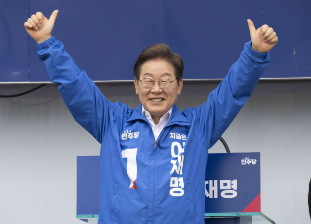 이재명 더불어민주당 대선 후보가 16일 전북 군산시 구시청광장에서 지지를 호소하고 있다. 군산=오승현 기자
