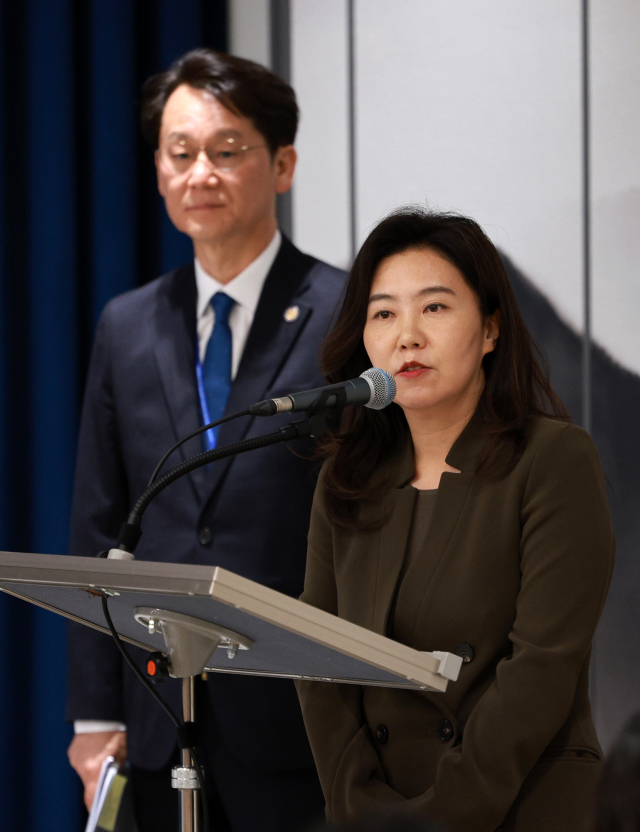 이재명 정부 첫 인사 발표 사회 보는 강유정 대변인. 강 대변인 왼쪽은 권혁기 전 더불어민주당 대표실 정무기획실장. / 연합뉴스