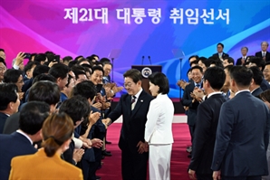 “전쟁같은 정치 없길”…李, 정당 대표들과 ‘비빔밥’ 오찬