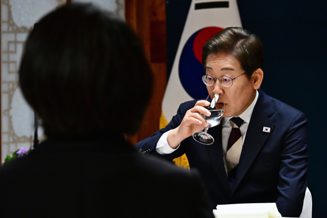 이재명 대통령이 4일 서울 여의도 국회 사랑재에서 열린 제21대 대통령 취임 기념 오찬에 참석해 물을 마시고 있다. / 연합뉴스