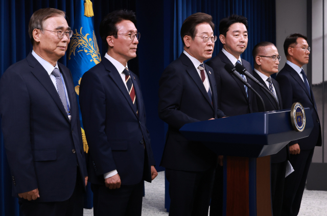이재명 대통령이 4일 서울 용산구 대통령실 브리핑룸에서 이종석(맨 왼쪽부터) 국정원장 후보자, 김민석 국무총리 후보자, 강훈식 비서실장, 위성락 안보실장, 황인권 경호처장 등 새 정부의 첫 인사를 직접 발표하고 있다. 연합뉴스