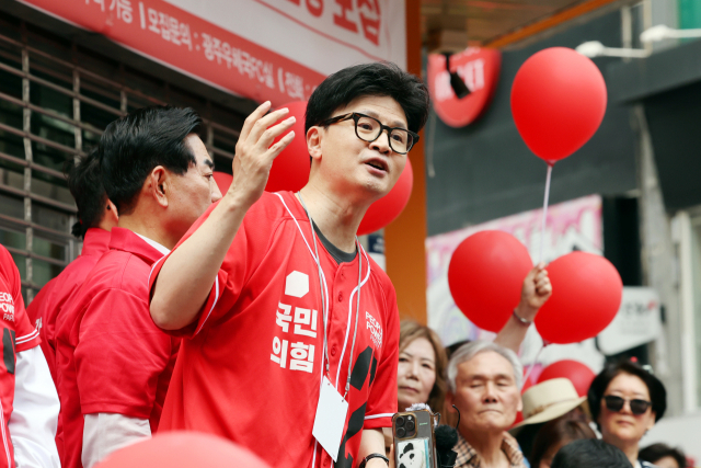 지난달 29일 광주 동구 충장로우체국 앞에서 한동훈 전 국민의힘 대표가 유세하고 있다. 연합뉴스