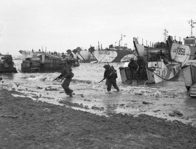 연합군이 1944년 6월 6일 오전 프랑스 노르망디 해안으로 상륙하고 있다.