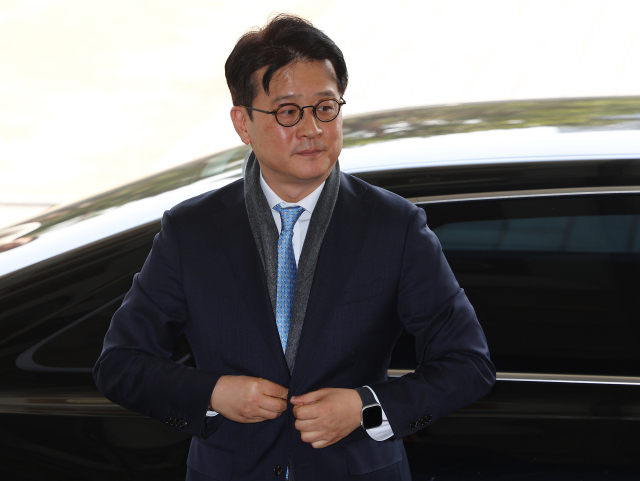 이창수 서울중앙지검장이 지난 3월 13일 탄핵소추가 기각된 뒤 서울중앙지검으로 출근하고 있다. 연합뉴스