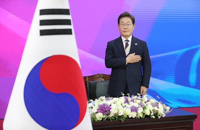 제21대 대통령 취임식이 열린 4일 오전 서울 여의도 국회에서 이재명 대통령이 취임식에서 국민의례를 하고 있다.