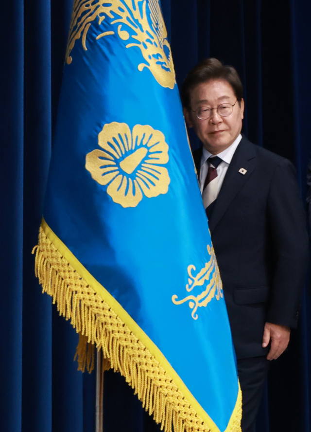 이재명 대통령이 4일 서울 용산 대통령실 청사에서 열린 인사 브리핑에 입장하고 있다. 연합뉴스