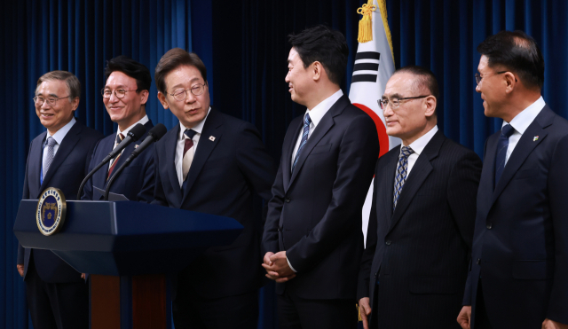 이재명 대통령이 4일 서울 용산 대통령실 청사에서 열린 새 정부 첫 인사 발표를 하고 있다. 이종석(왼쪽부터) 국가정보원장 후보자, 김민석 국무총리 후보자, 이 대통령, 강훈식 대통령비서실장, 위성락 안보실장, 황인권 대통령경호처장. 연합뉴스