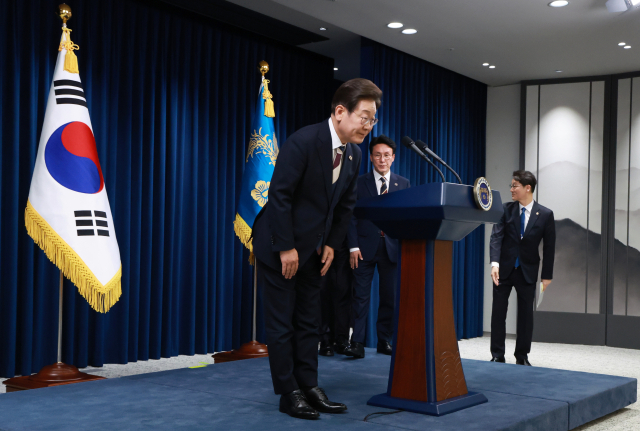 이재명 대통령이 4일 서울 용산 대통령실 청사에서 열린 인사브리핑에서 인사하고 있다. / 연합뉴스