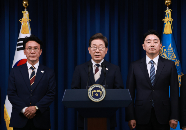 이재명 대통령이 4일 서울 용산 대통령실 청사에서 국무총리 후보자로 김민석 의원(왼쪽), 대통령비서실장으로 강훈식 의원 등 첫 인선을 발표하고 있다. / 연합뉴스