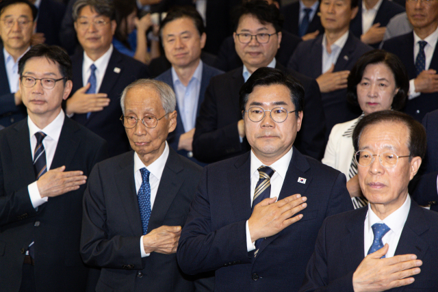 박찬대(오른쪽 두번째), 윤여준(〃 세 번째) 더불어민주당 상임 총괄선대본부장이 4일 오후 서울 여의도 국회 의원회관에서 열린 제21대 대통령 선거 선거대책위원회 해단식에서 국민의례를 하고 있다. 뉴스1