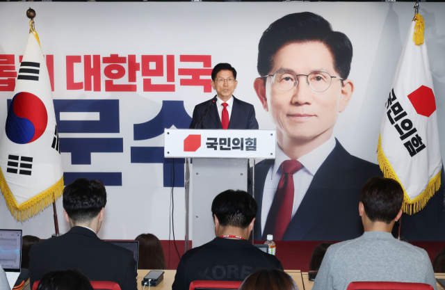 21대 대선에서 낙선한 김문수 국민의힘 후보가 4일 서울 여의도 당사에서 기자회견을 하고 있다. 연합뉴스