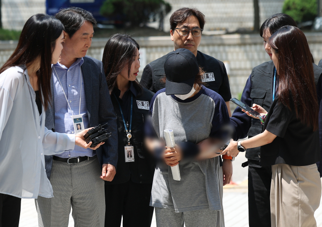 21대 대통령선거 사전투표 첫날 남편 명의로 대리투표를 해 공직선거법상 사위투표 혐의를 받는 선거사무원 박씨가 1일 구속 전 피의자 심문(영장실질심사)를 위해 서울 서초구 서울중앙지방법원에 들어서고 있다. 연합뉴스