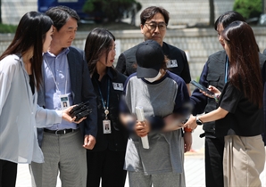 경찰, '남편명의 대리투표' 선거사무원 구속 송치