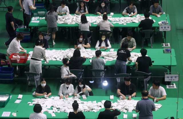 제21대 대통령선거일인 3일 강원 춘천시 호반체육관에 마련된 개표소에서 개표 사무원들이 투표지를 분류하고 있다. / 연합뉴스