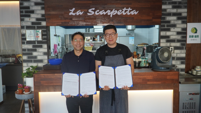 경남로봇랜드재단이 지역 식음업체인 라스카르페타와 상생 협약을 체결하고 있다. 사진 제공=경남로봇랜드재단