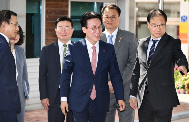 밝은 표정으로 출근하는 김민석 국무총리 후보자