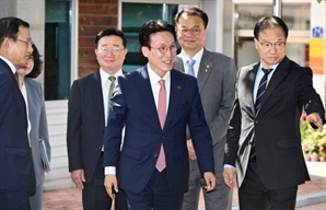 밝은 표정으로 출근하는 김민석 국무총리 후보자