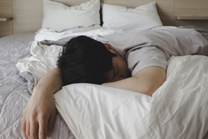 낮잠이 건강에 좋다고?….30분 넘게 자면 조기 사망 위험 높아