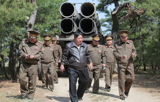 김정은 북한 국무위원장이 북한군 장사정포 및 미사일체계 합동타격훈련을 지도하고 있다. 뉴스1