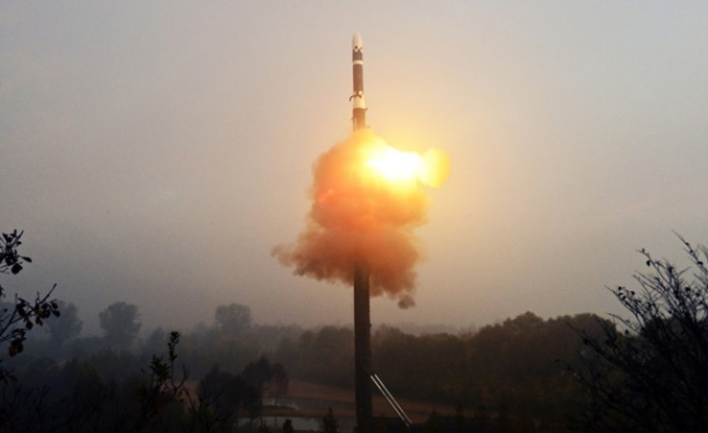 북한의 신형 대륙간탄도미사일(ICBM) ‘화성포-19형’ 시험발사가 성공적으로 단행되고 있다. 연합뉴스