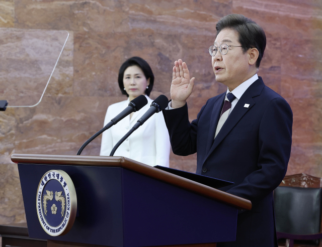 이재명 대통령이 4일 국회에서 열린 제21대 대통령 취임 선서식에서 취임 선서를 하고 있다. 국회사진기자단