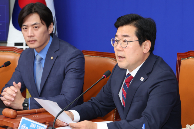 더불어민주당 박찬대 대표 권한대행 겸 원내대표가 5일 서울 여의도 국회에서 열린 최고위원회의에서 발언하고 있다. 연합뉴
