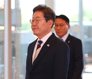 "李 재판 계속해야" 63.9% "중단" 25.8%…민주 지지자 42.7%도 "계속"
