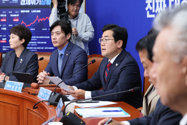 박찬대 더불어민주당 대표 직무대행 겸 원내대표가 5일 오전 서울 여의도 국회에서 열린 최고위원회의에 참석해 모두 발언하고 있다. 뉴스1