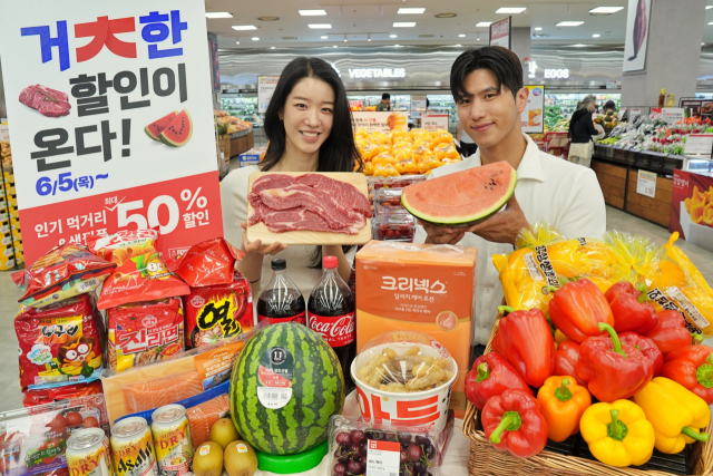 모델이 롯데마트 제타플렉스 서울역점에서 '롯데레드페스티벌'을 홍보하고 있다. 사진 제공=롯데마트