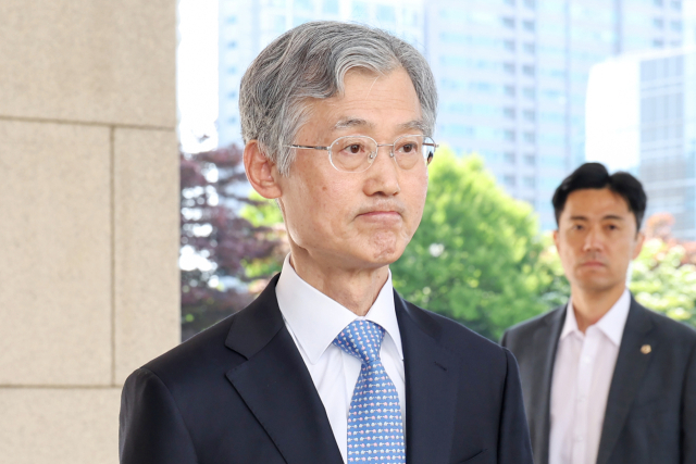 조희대 대법원장이 5일 서울 서초구 대법원으로 출근하며 취재진의 질문을 듣고 있다. 뉴스1