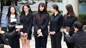 어도어와 합의 권유에도…뉴진스 측 “이미 돌아올 수 없는 강 건너”