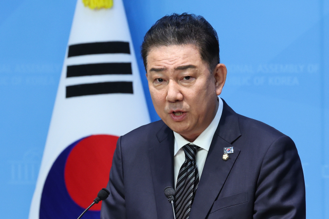 김병기 더불어민주당 의원이 5일 서울 여의도 국회 소통관에서 제22대 국회 제2기 민주당 원내대표 출마를 선언하고 있다. 뉴스1