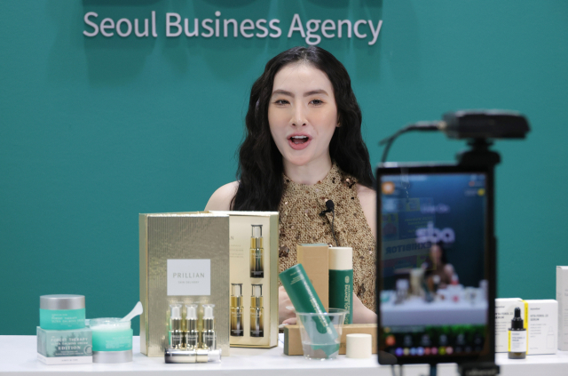 5일 베트남 호치민 SECC전시장에서 한국무역협회 주관 코엑스 주최로 열린 2025 베트남 국제 프리미엄 소비재전(VIPREMIUM) 서울경제진흥원 부스에서 현지 인플러언서가 상품을 소개하는 라이브 방송을 하고 있다. 호치민=사진공동취재단