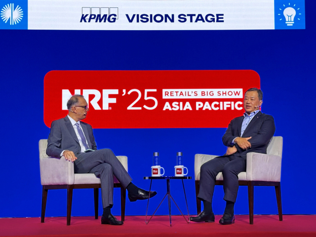 김상현(오른쪽) 롯데유통군 총괄대표 부회장이 3일 싱가포르에서 열린 'NRF Big Show APAC 2025'에 참석해 비풀 차울라(Vipul Chawla) 페어프라이스 그룹 최고경영자와 대담을 나누고 있다. 사진 제공=롯데쇼핑