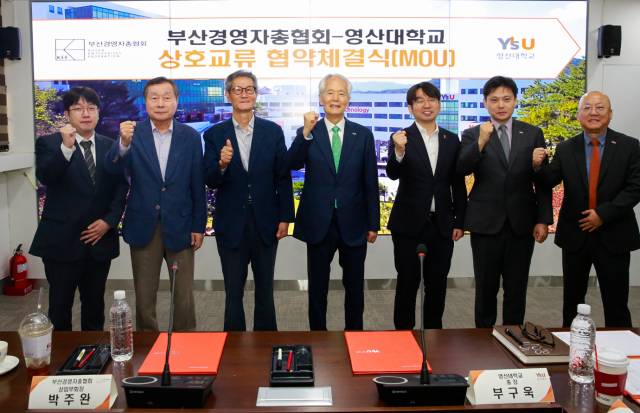 영산대학교와 부산경영자총협회 관계자들이 지역혁신을 도모하고 청년인재를 양성하는 협약을 맺고 기념촬영을 하고 있다. 사진제공=영산대