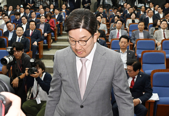 5일 사퇴를 선언한 권성동 국민의힘 원내대표가 이날 국회에서 열린 의원총회에서 고개를 숙인 채 발언대로 향하고 있다. 오승현 기자
