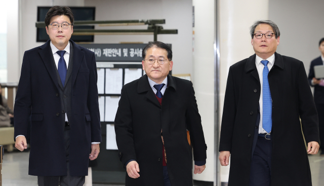 (왼쪽부터) ‘김학의 불법 출국금지’ 사건 관련 2심 선고 공판에 출석한 이규원 조국혁신당 전략위원장, 차규근 의원, 이광철 전 청와대 민정비서관이 법정에서 나서고 있다. 뉴스1