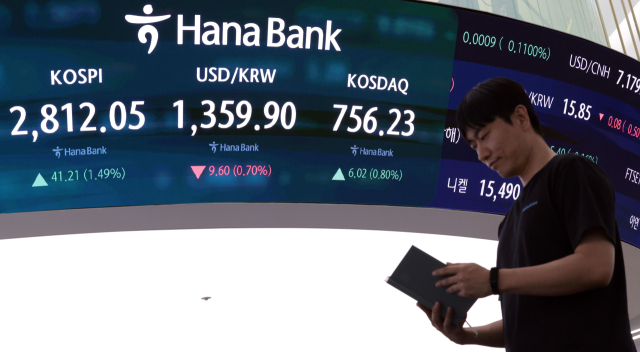 5일 서울 중구 하나은행 딜링룸 현황판에 코스피 지수 등이 표시되고 있다. 연합뉴스