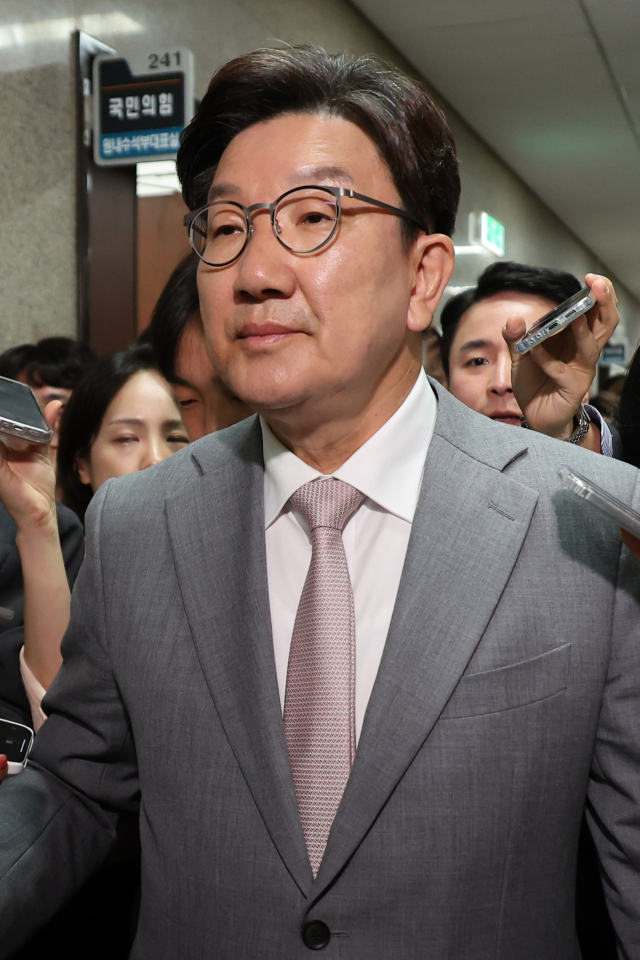 국민의힘 권성동 원내대표가 5일 서울 여의도 국회에서 국민의힘 비상대책위원장실을 나와 원내대표실로 향하며 취재진의 질문을 받고 있다. 연합뉴스