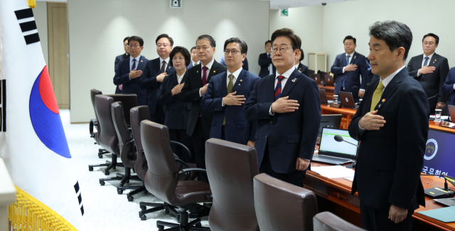 이재명 대통령이 5일 서울 용산 대통령실 청사에서 열린 국무회의에서 국기에 경례를 하고 있다. 연합뉴스