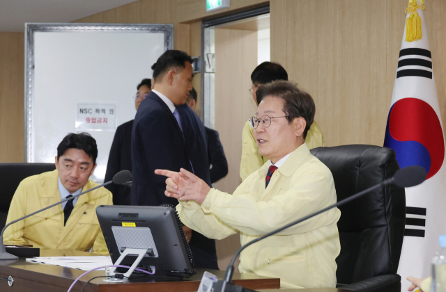 이재명 대통령이 5일 서울 용산 대통령실 청사 국가안전보장회의(NSC) 회의실에서 열린 안전치안점검회의를 준비하고 있다.연합뉴스